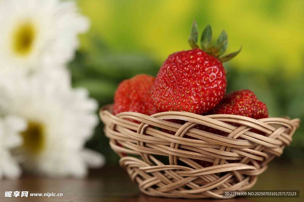 竹篮中的新鲜红草莓