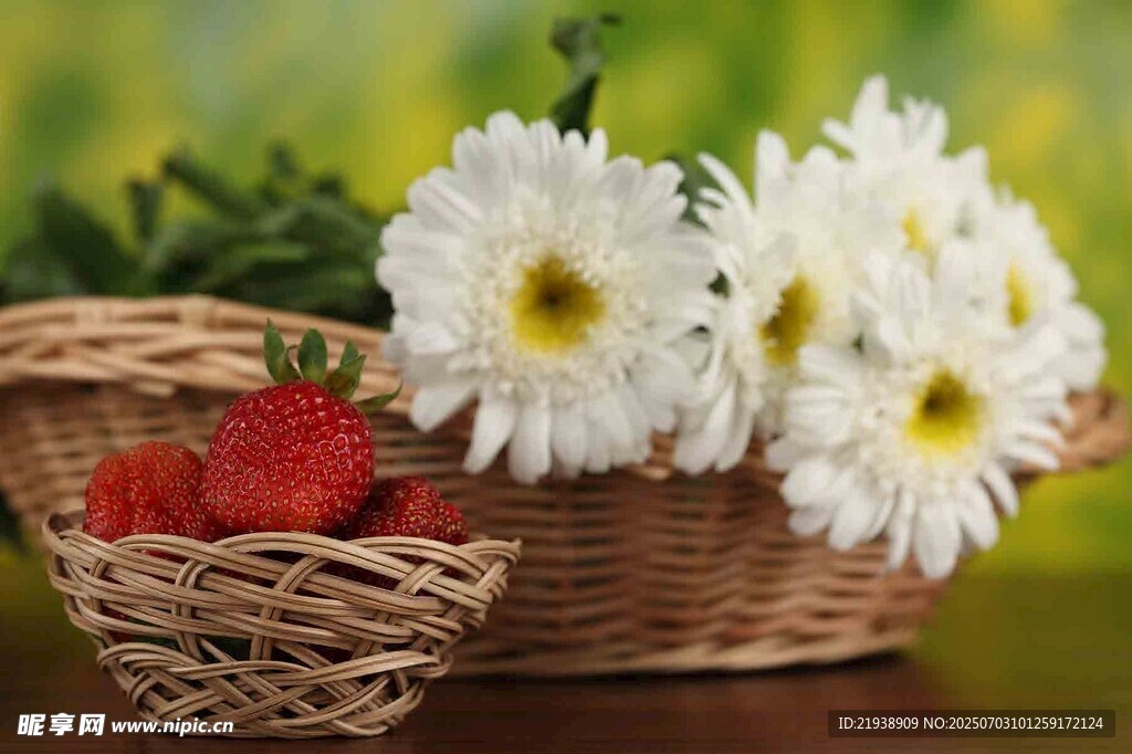 花篮中的雏菊与草莓