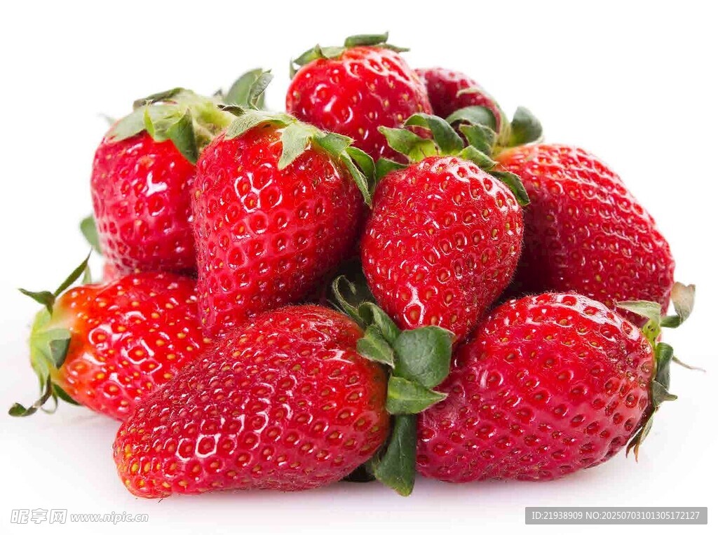 新鲜饱满的草莓堆叠