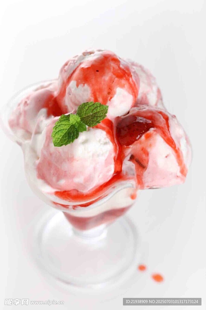 草莓冰淇淋