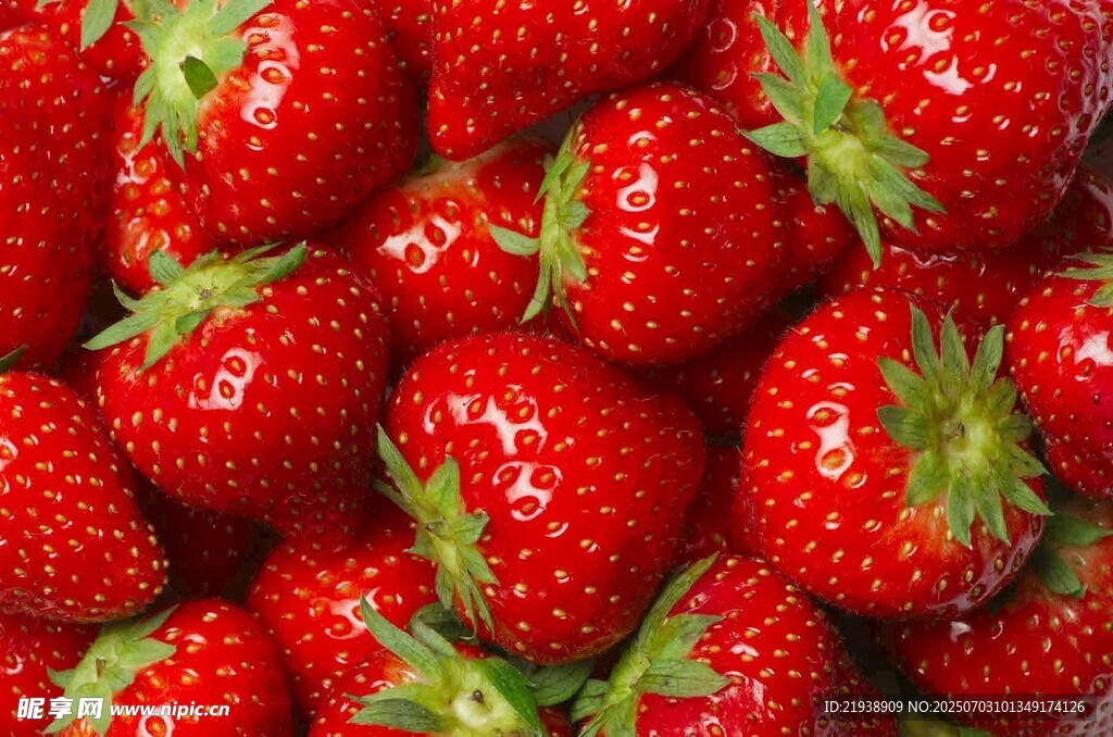 新鲜饱满的草莓堆叠