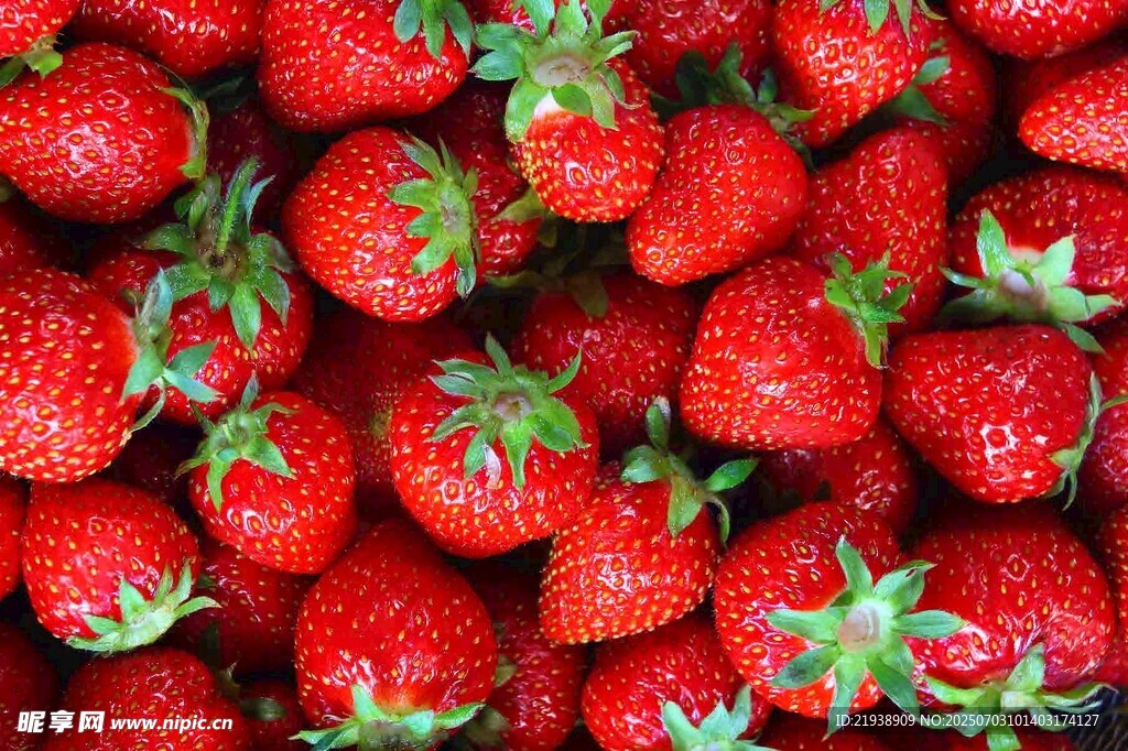 新鲜饱满的草莓堆叠