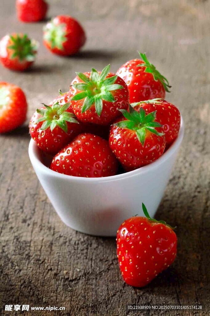 碗中鲜草莓