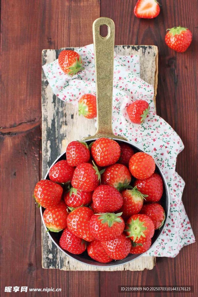 木桌上碗中新鲜红草莓