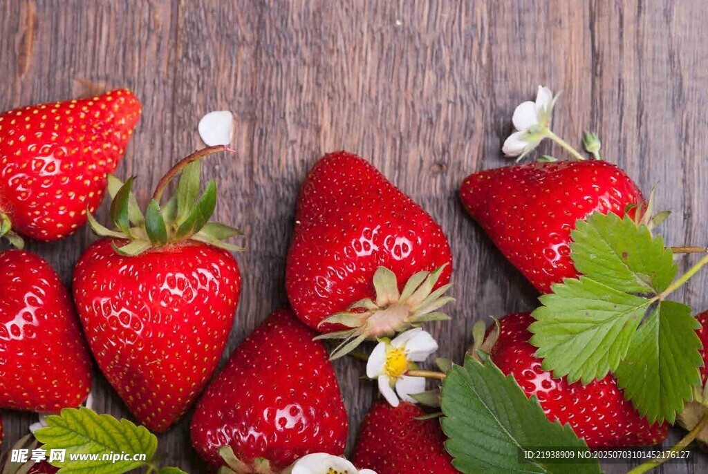 新鲜草莓摆放在木质背景上