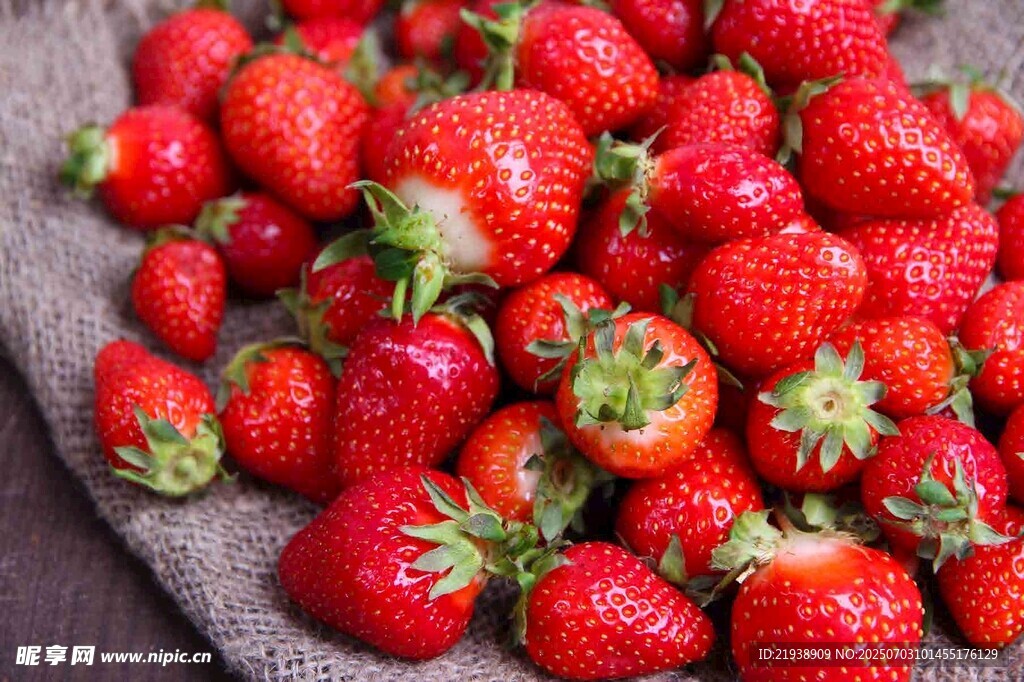 新鲜诱人的草莓堆