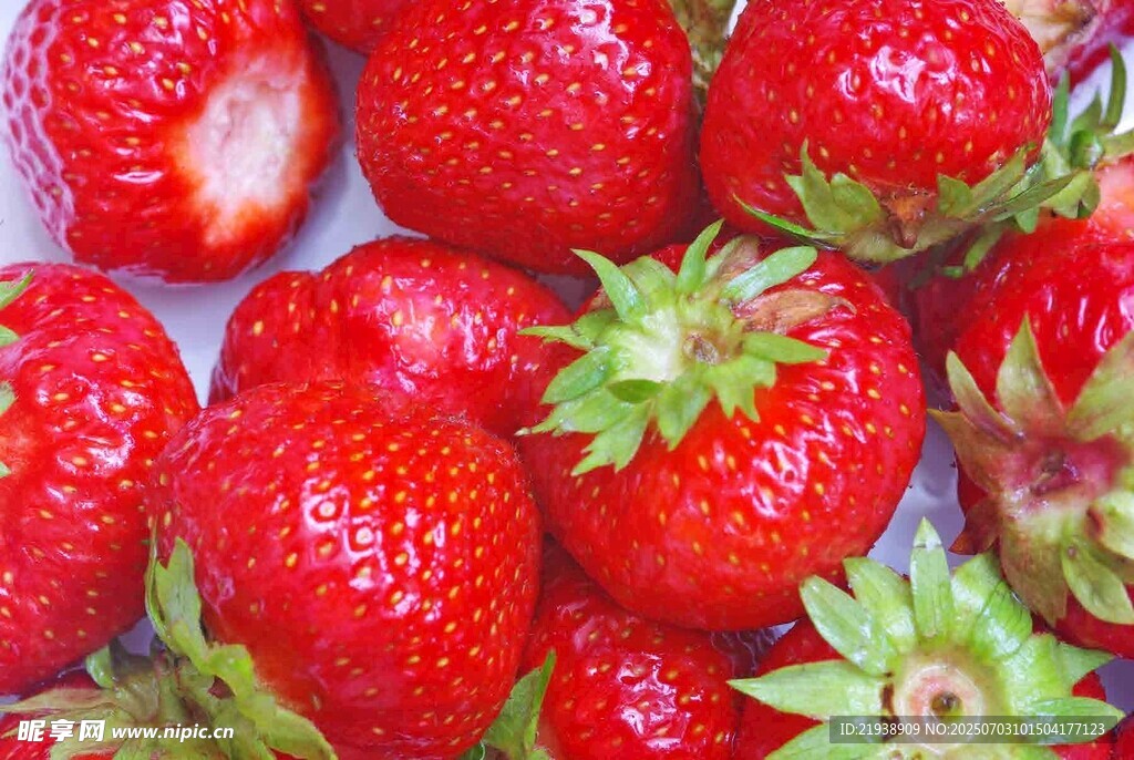 新鲜饱满的红草莓