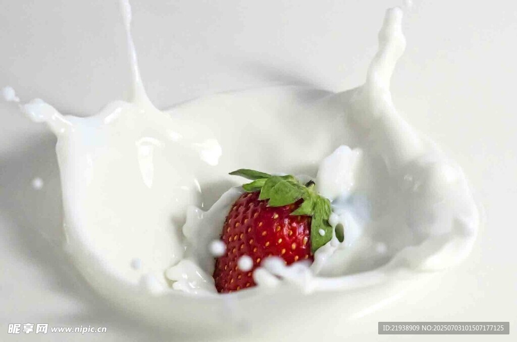 草莓落入牛奶瞬间
