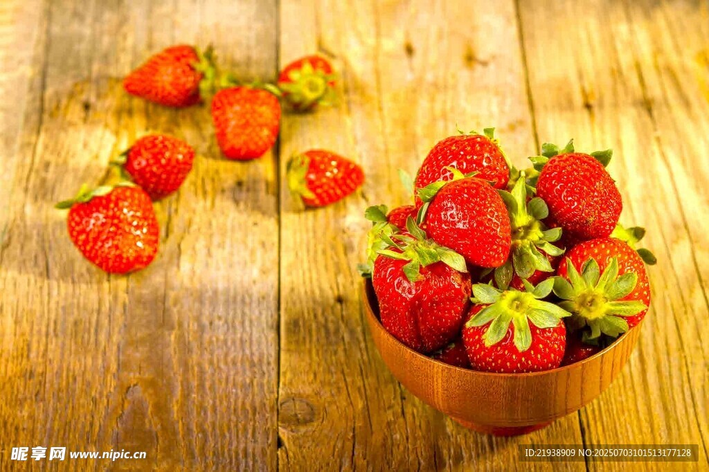 木碗中的新鲜草莓