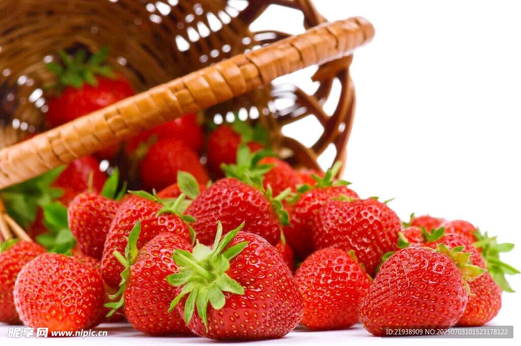 新鲜草莓散落于篮旁