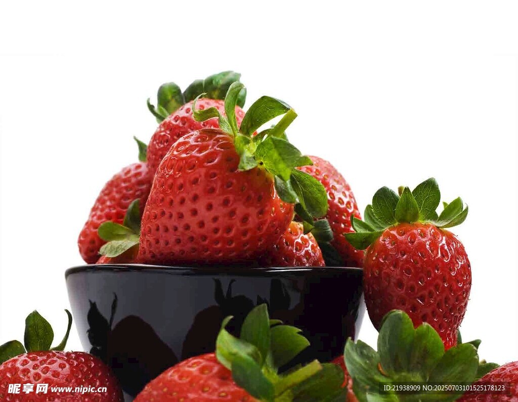 新鲜草莓堆叠在黑色容器中
