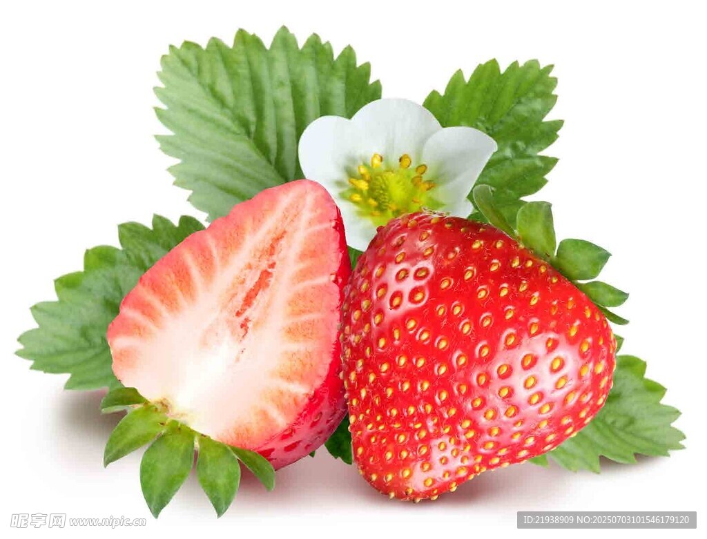 新鲜草莓配绿叶与小花