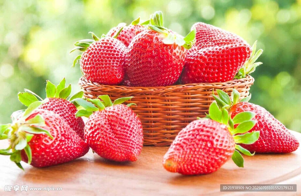 木桌上篮装新鲜红草莓