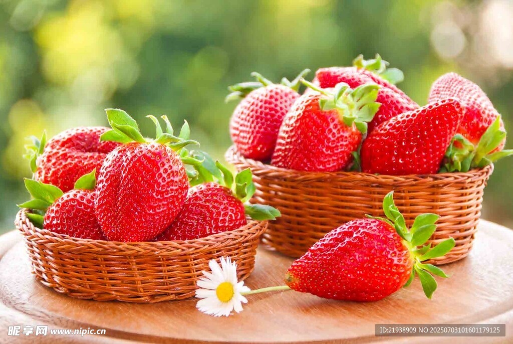 木桌上两篮新鲜草莓