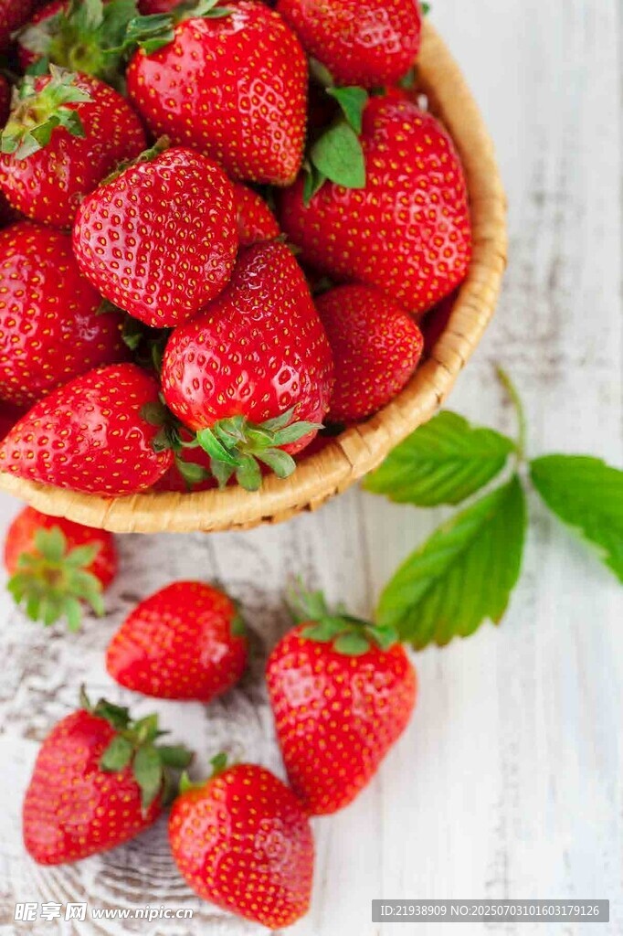 新鲜草莓盛于木篮中