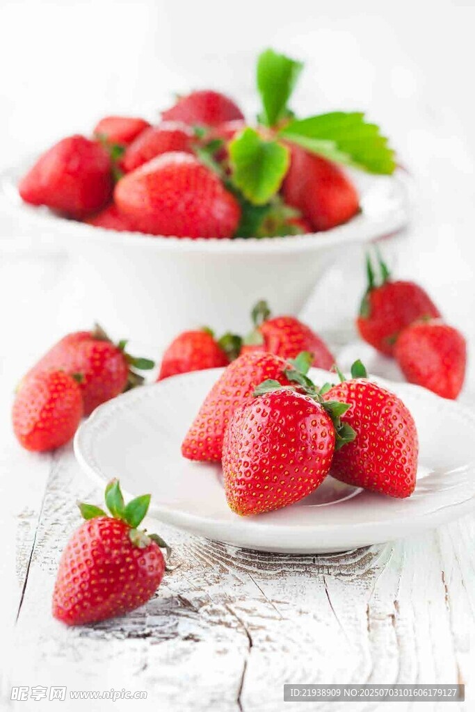 新鲜草莓摆放在白色器皿中