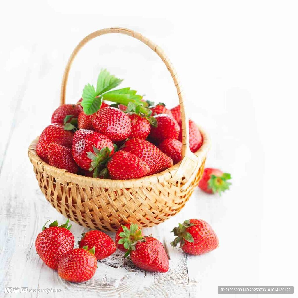 竹篮中的新鲜红草莓
