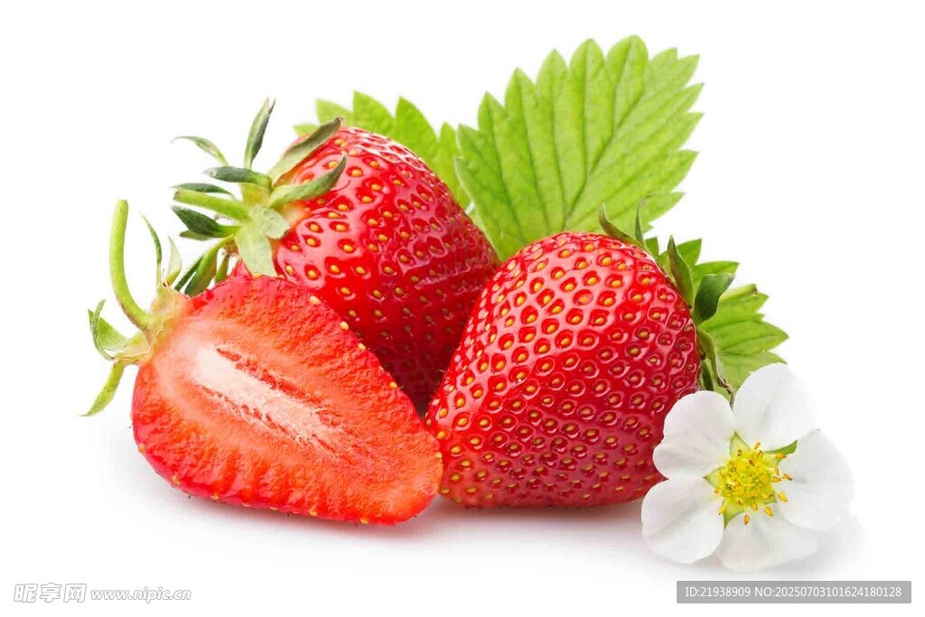 新鲜草莓配白花绿叶