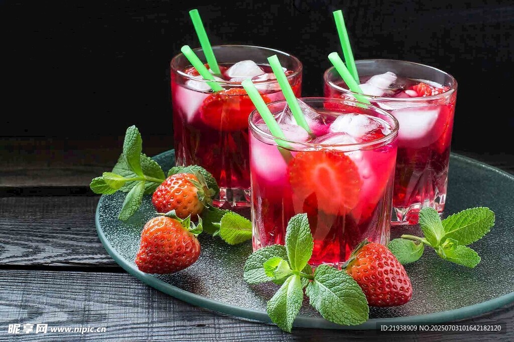 草莓冰饮配薄荷叶与鲜果