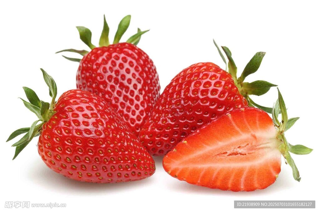 新鲜诱人的三颗草莓