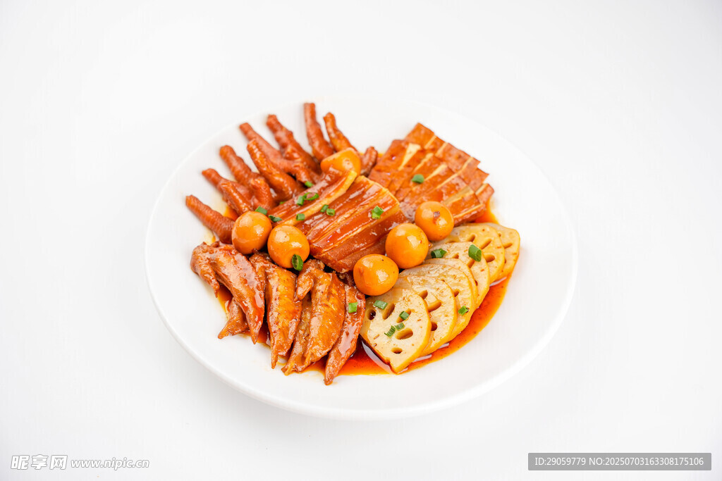 美味油炸小食摆放在盘中