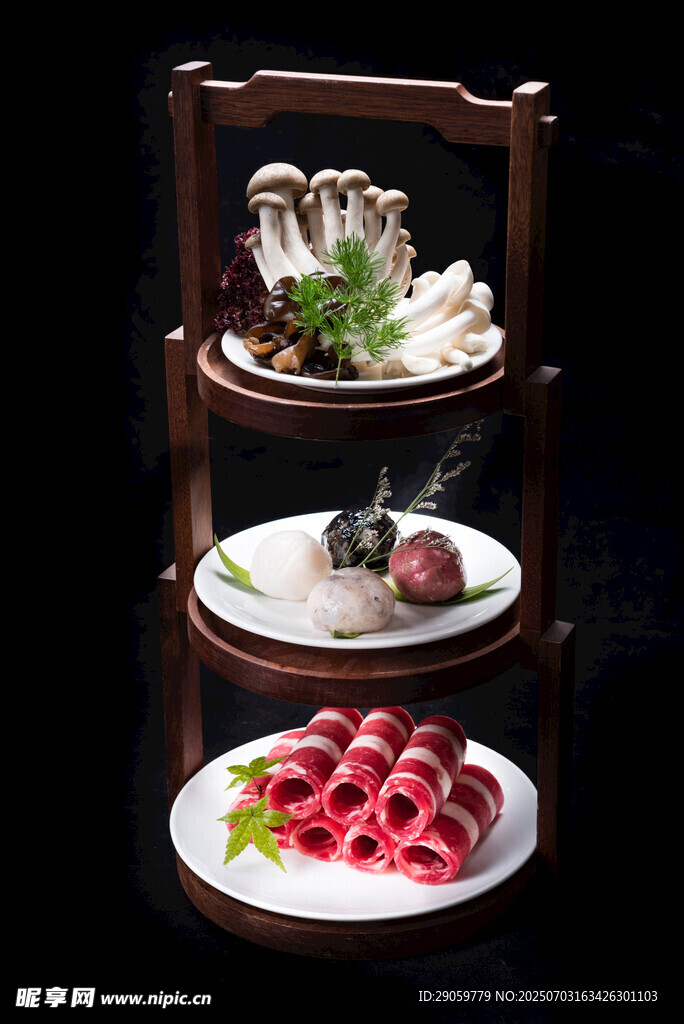 三层精致摆盘的美味火锅涮菜拼盘