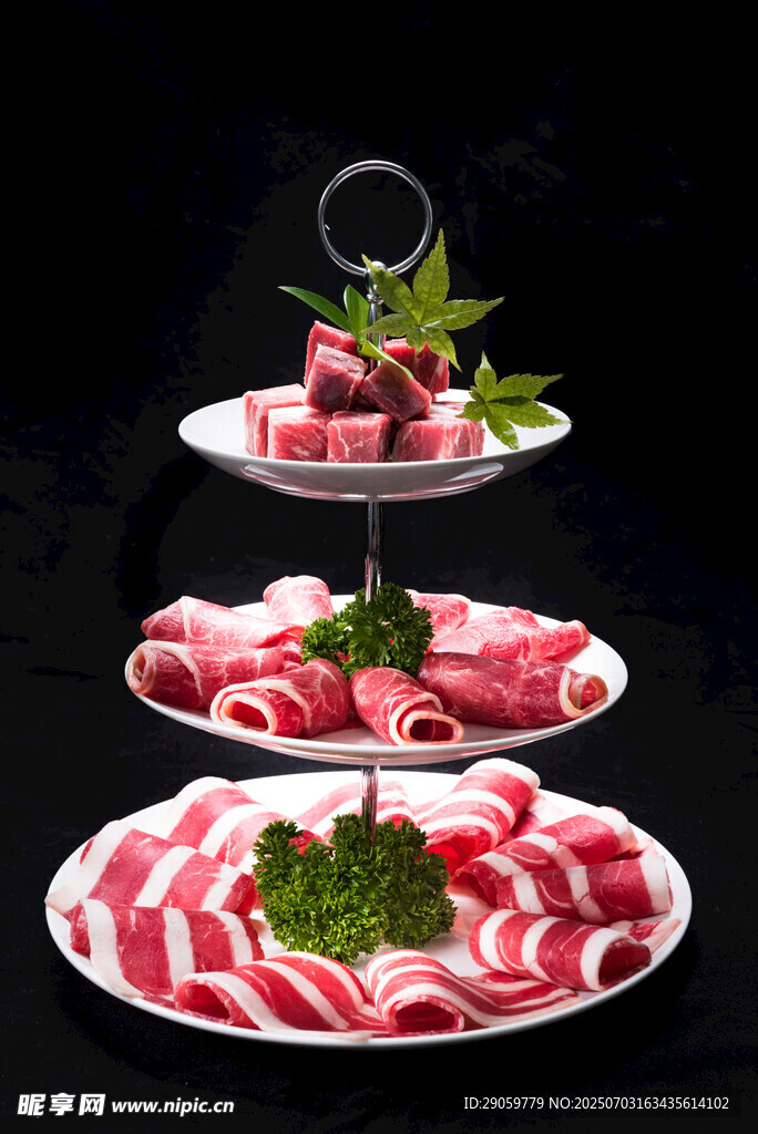 三层摆盘的新鲜美味牛羊肉卷