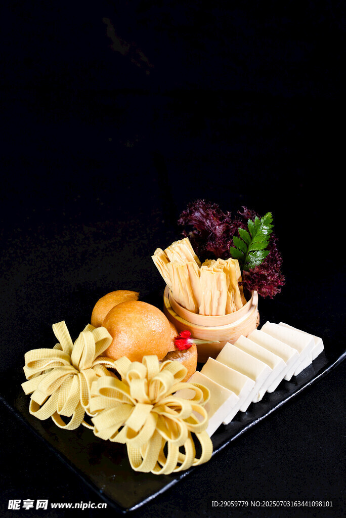 精致摆盘的美味面食组合