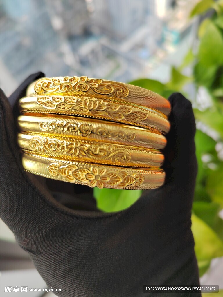 精美金手镯展示