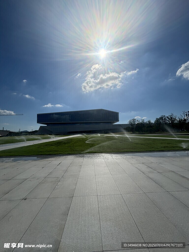 现代建筑与开阔户外景观