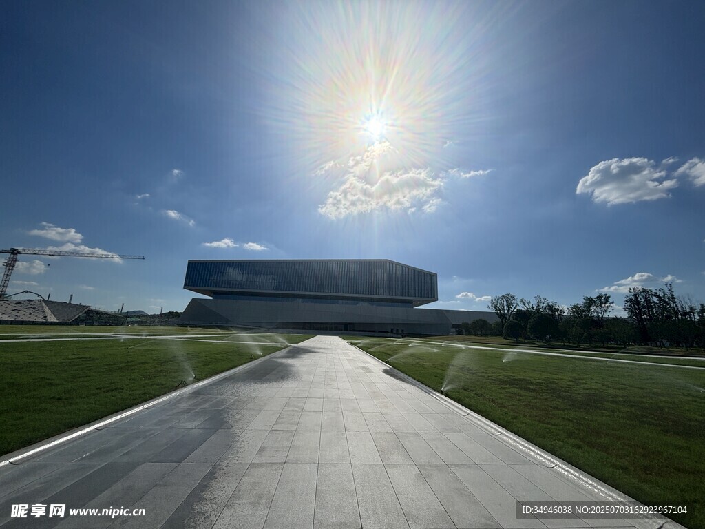 阳光下的现代建筑景观