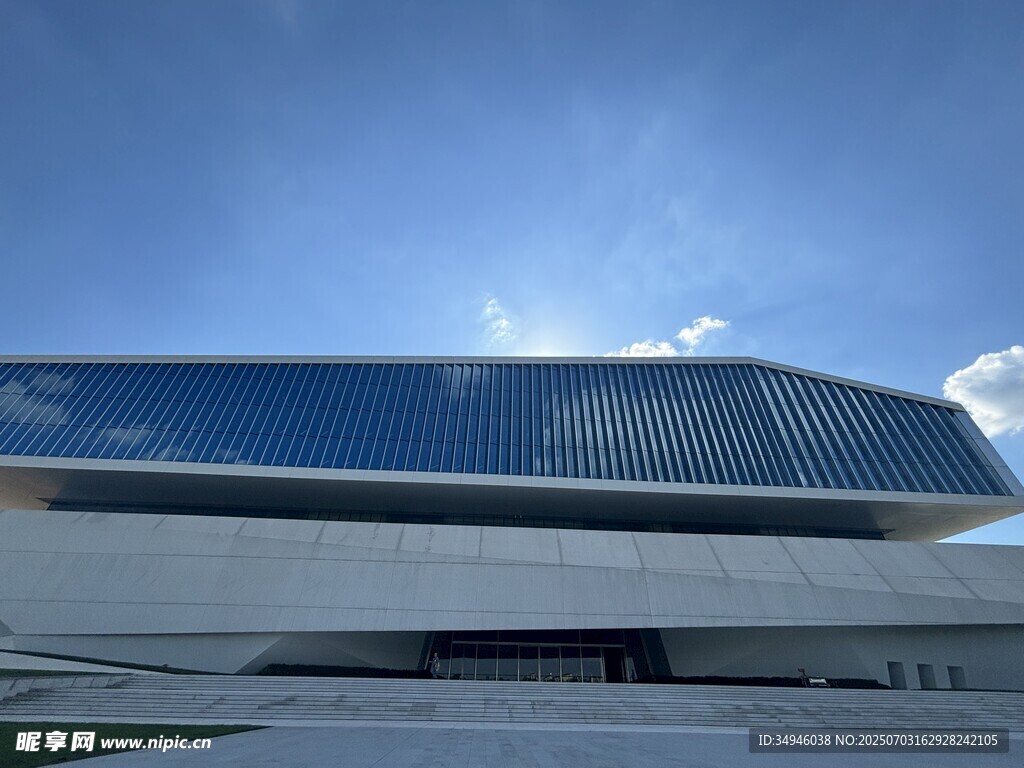 现代风格的宏伟建筑外观