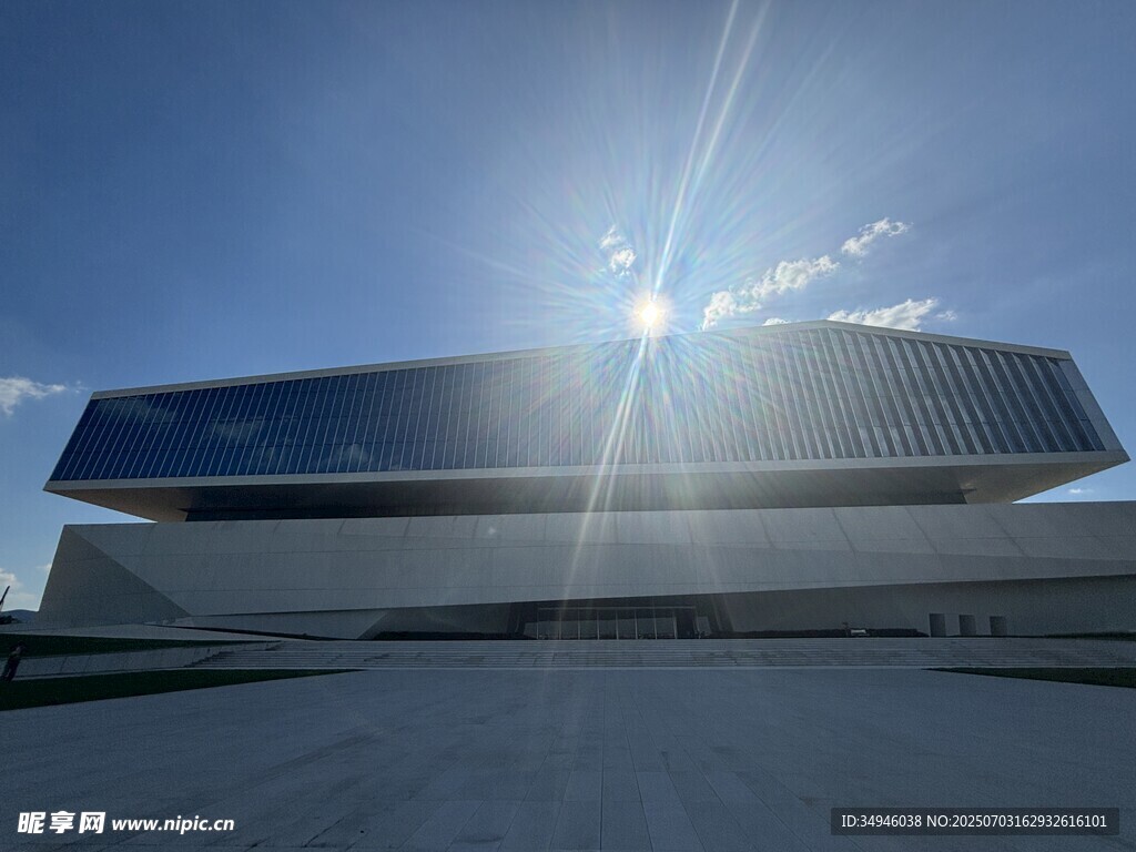 现代建筑在阳光下闪耀