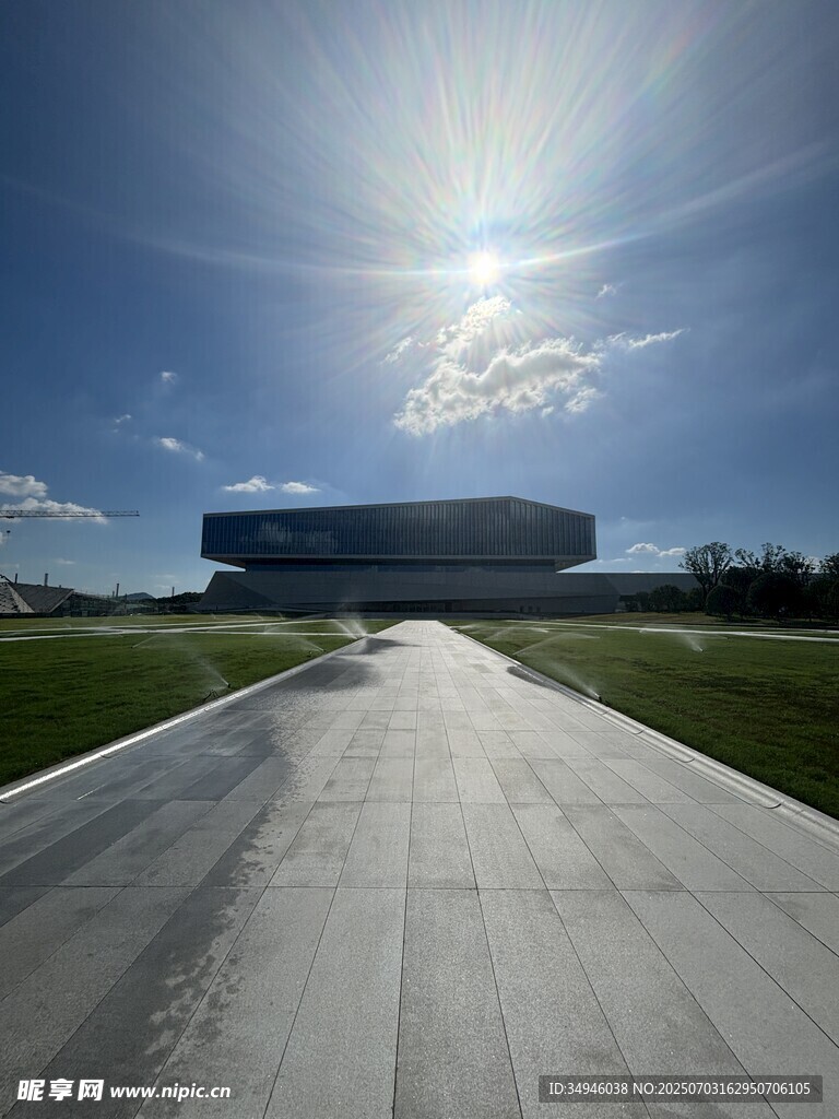 阳光下的宽阔道路与建筑