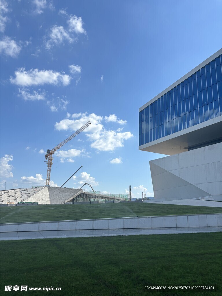 现代建筑与开阔绿地景观