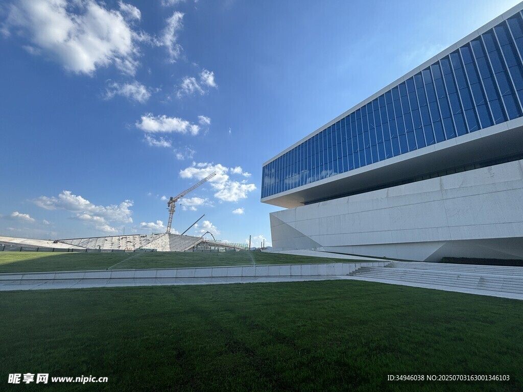 现代建筑与开阔绿地景观