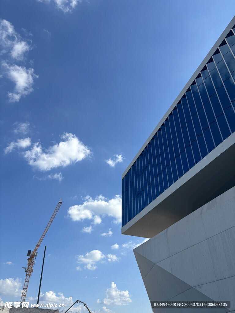 现代建筑与施工场景