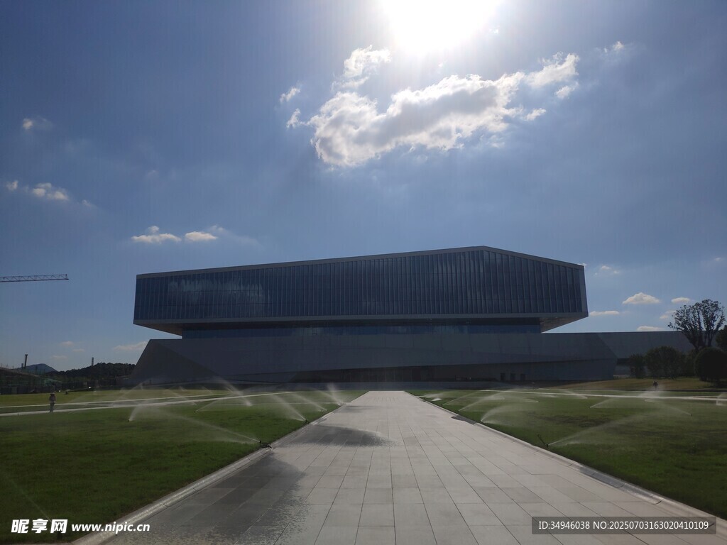 现代建筑前的开阔道路