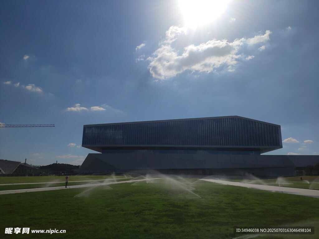 阳光下的现代建筑景观