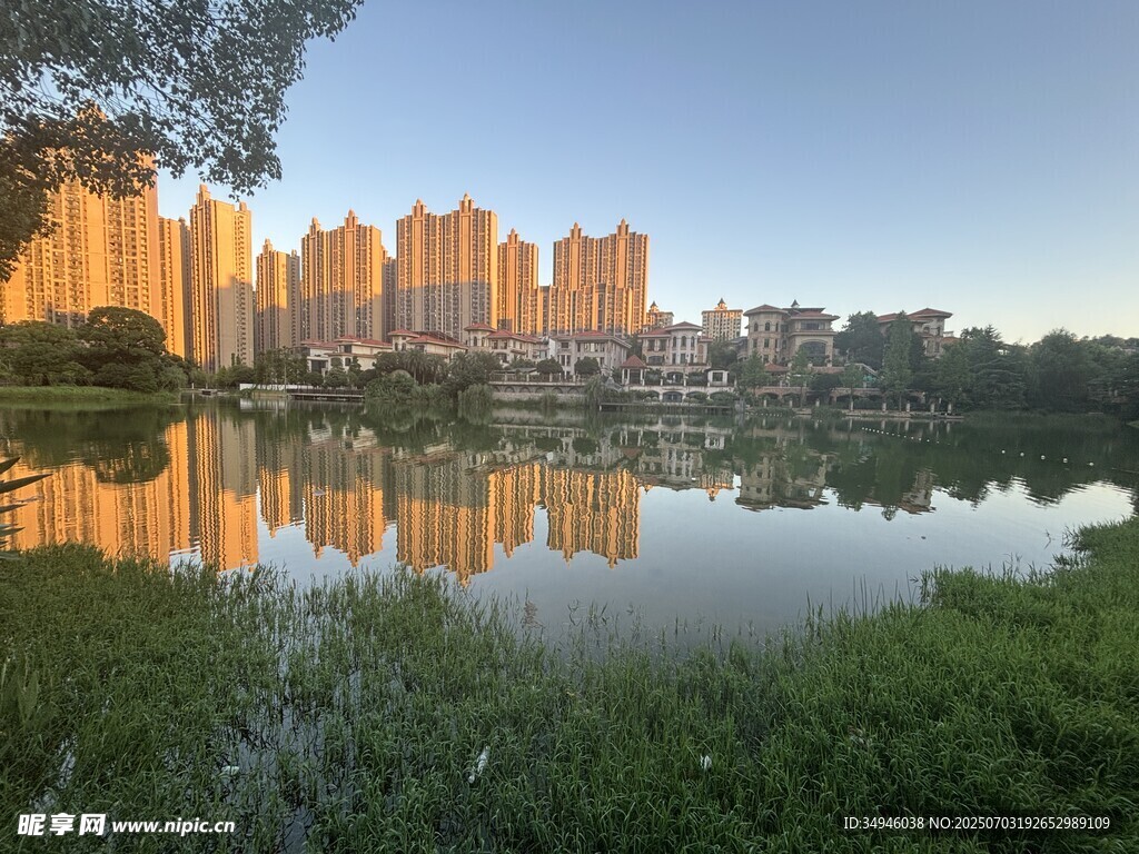 湖畔高楼映夕阳美景