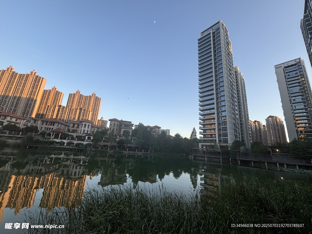 城市湖畔高楼倒影美景