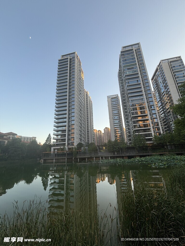 湖畔高楼映景