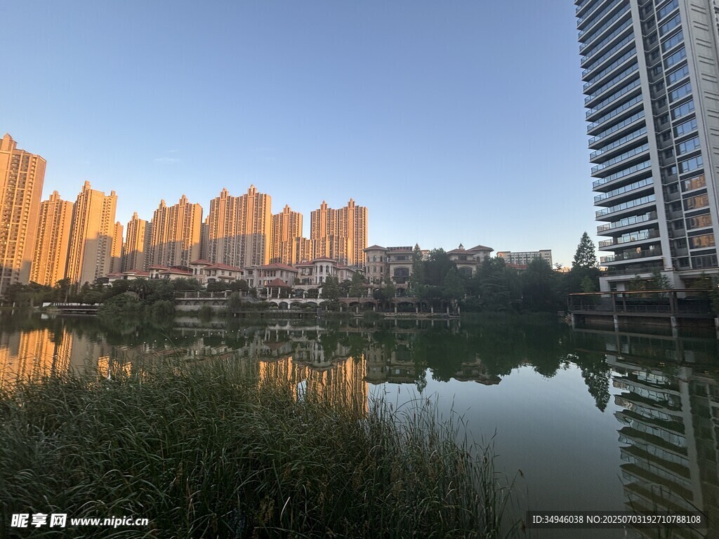 湖畔高楼映夕阳美景