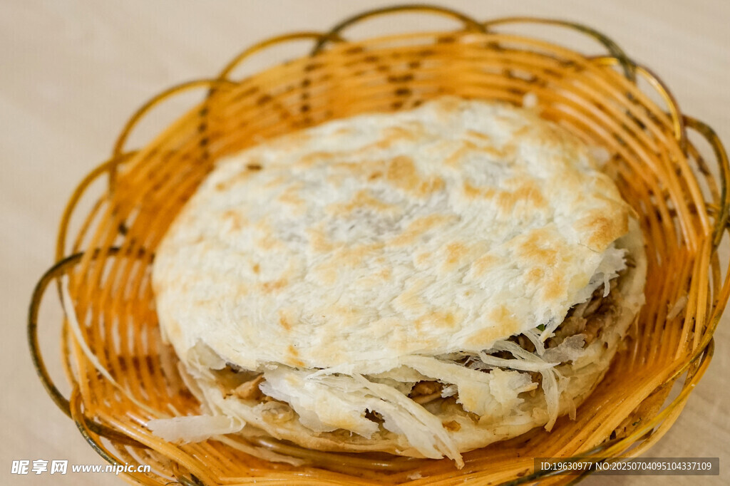 竹篮中的美味特色馅饼