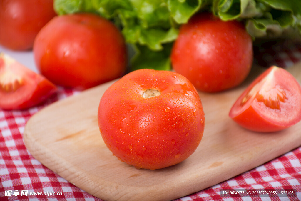 砧板上的新鲜西红柿