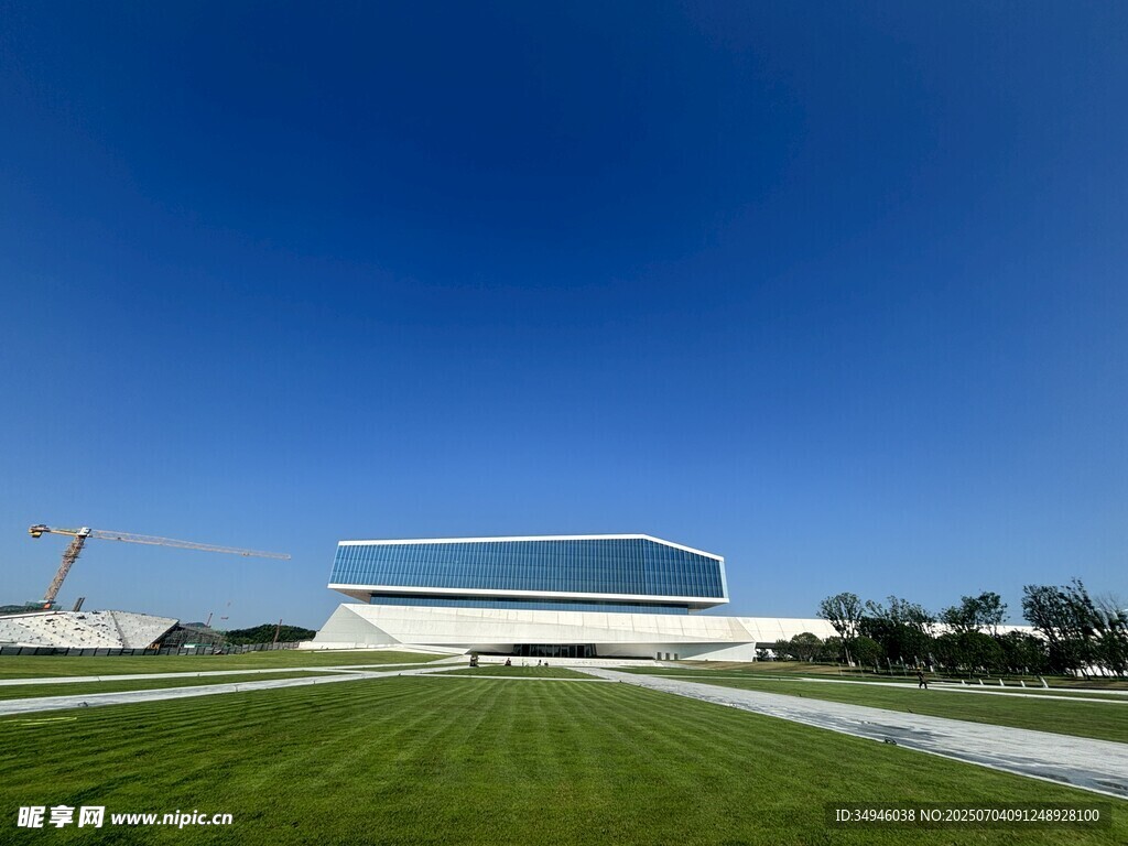 现代建筑与开阔绿地景观