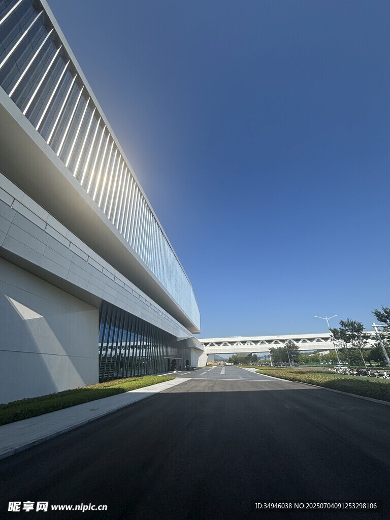 现代风格的宽阔建筑外观