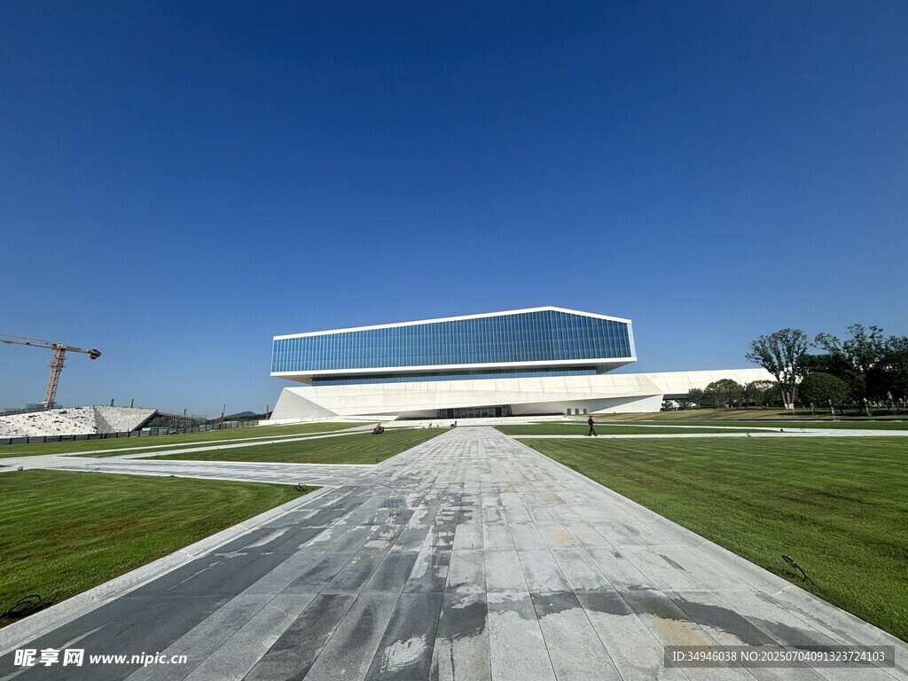 现代建筑前的开阔景观