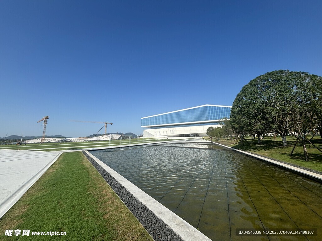 现代建筑旁的水景景观