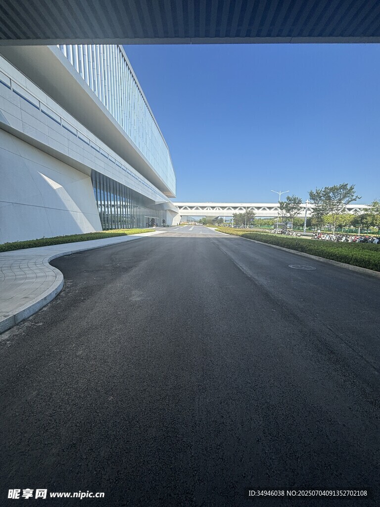 现代建筑旁的宽阔沥青道路